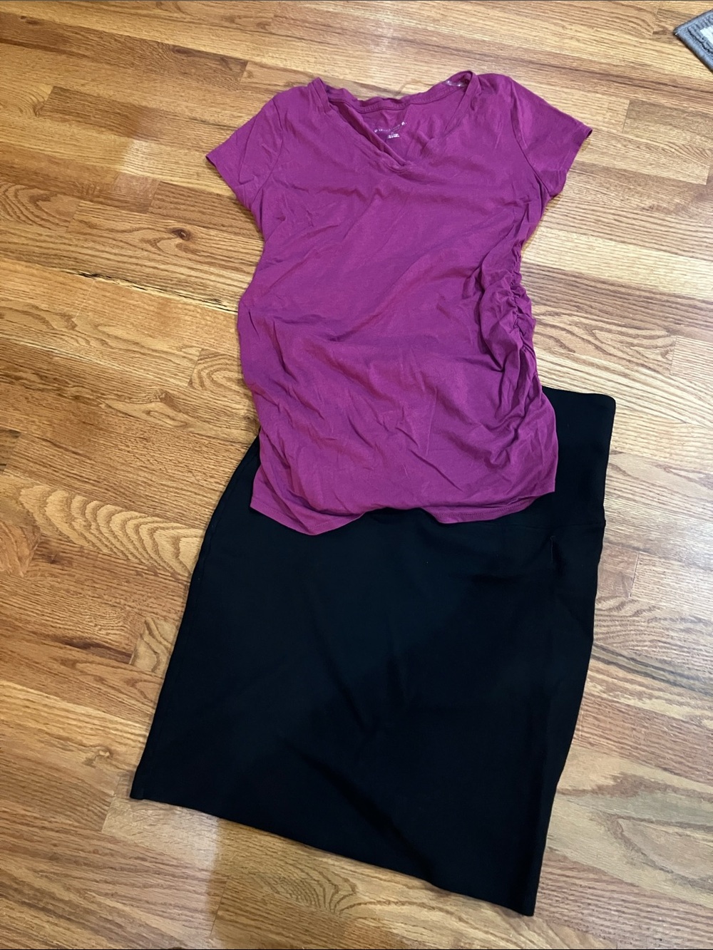 Liz Lange Magenta V-Neck Maternity Tee with Gap Black Maternity Skirt Sz M EUC